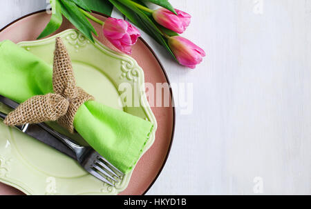 Ostern Tischdekoration mit frischen Tulpen, Ansicht von oben Stockfoto