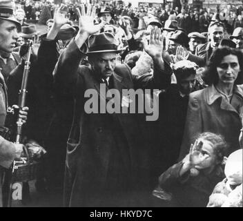 BUDAPEST A deutsche Soldier steht Wache, wie Juden in der ungarischen Hauptstadt Ende 1944 aufgerundet werden Stockfoto