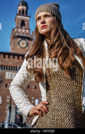 Die Wiederentdeckung der Dinge alle lieben in Mailand. Porträt von trendigen touristischen Frau in Mailand, Italien Stockfoto