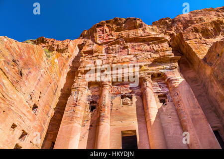 Königliche Felsengrab Arch Petra Jordan.  Von der Nabataens in 200 v. Chr. bis 400 n. Chr. erbaut.  In den Gräbern, rot, Orange, weiß, blau, von der decken Stockfoto