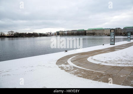 Hamburg (Deutschland) - Binnenalster, Neuer Jungfernstieg promenade Stockfoto