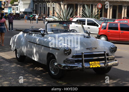 Klassische amerikanische Cabrio, verwendet als Taxi in Havanna, Kuba Stockfoto