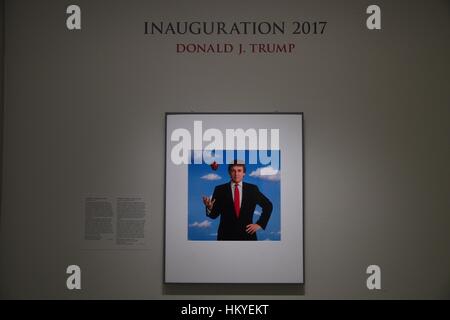 Fotografisches Porträt von Donald Trump werfen einen roten Apfel vom Fotografen Michael O'Brien auf dem Display für die Einweihung in der National Portrait Gallery-Kunstmuseum, untergebracht im historischen Altbau Patentamt in Washington, D.C. Teil der Smithsonian Institution. Das Porträt wurde im Jahr 2011 in der Galerie gestiftet und war zur Schau anlässlich seiner immer der 45. Präsident gestellt. Stockfoto