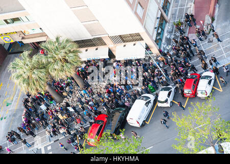 BARCELONA, Spanien - 24. April 2012: über Ansicht vieler Fans des FC Barcelona in der Nähe von Bar in Barcelona Stadt vor Fußball-Spiel. Fußball Club Barcelona war Stockfoto