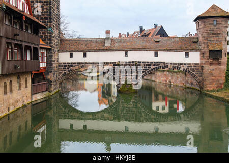 Henkersteg oder Henkers Brücke von Weinstadle Fachwerkhaus Gebäude des 15. Jahrhunderts spiegelt sich in den Fluss Pegnitz.  Nürnberg, Bayern, Deutschland, Europa Stockfoto
