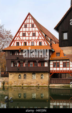 15. Jahrhundert Weinstadle Fachwerkhaus Gebäude neben Fluss Pegnitz ist jetzt ein Student Universität Studentenwohnheim.  Nürnberg, Bayern, Deutschland, Europa Stockfoto