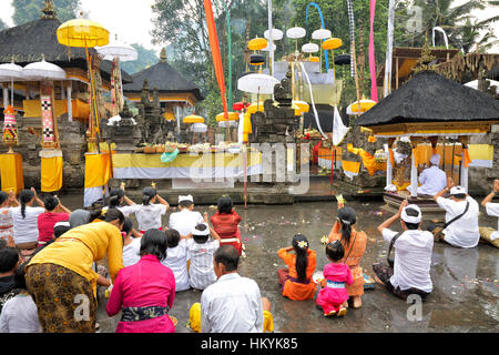 TAMPAK ZEUGUNG, BALI, Indonesien - 30 Oktober: Menschen beten an heilige Quelle Wasser Tempel Puru Tirtha Empul während der religiösen Zeremonie am 30. Oktober, Stockfoto