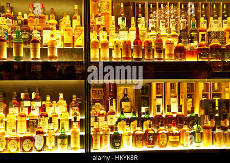 EDINBURGH, Schottland - Juli 10: Diageo Claive Vidiz Sammlung, die größte Scotch Whisky-Sammlung der Welt am 10. Juli 2012 in Edinburgh, Scotl Stockfoto