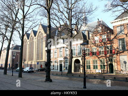 Lange Voorhout Straße, den Haag (Den Haag), Niederlande.  Hintergrund des 14. Jahrhunderts Kloosterkerk (Klosterkirche) Stockfoto