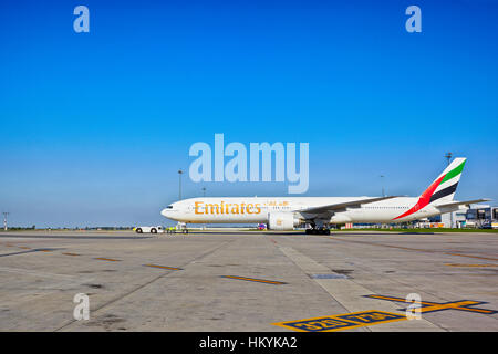 Prag, Tschechische Republik - SEPTEMBER 6: Emirates Boeing 777 - 31H bereit zum Abheben vom Prager Flughafen am 6. September 2013. Emirates ist ein schnell wachsendes Stockfoto