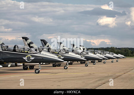 HRADEC KRALOVE, Tschechische Republik - 5. SEPTEMBER: sieben Flugzeuge Aero l-39 Albatros von Breitling Jet Team CZECH INTERNATIONAL AIR FEST 2010 über Septe Stockfoto