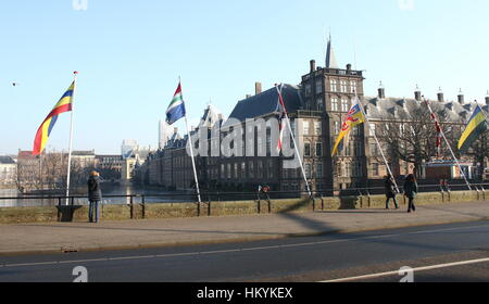 Binnenhof, zentrale Den Haag, Niederlande, von Buitenhof Quadrat gesehen. Historischen niederländischen Parlamentsgebäude & Sitz der Regierung. Stockfoto