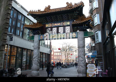 Chinesische Tor in Chinatown Wagenstraat, zentrale Den Haag (The Hague), Niederlande. Stockfoto