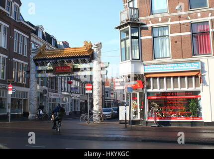 Chinesische Tor in Chinatown Wagenstraat, zentrale Den Haag (The Hague), Niederlande. Stockfoto