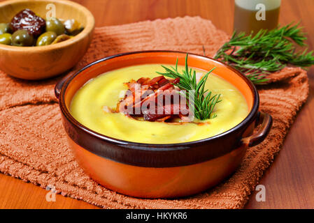 Creme aus Kartoffeln und Lauch mit geröstetem Speck in einer Keramikschale Stockfoto