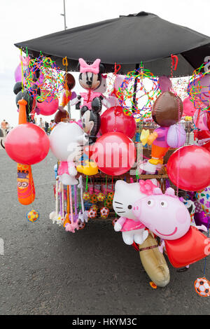 Spielzeug Verkäufer Wagen auf einen belebten Straße Urlaub Stockfoto
