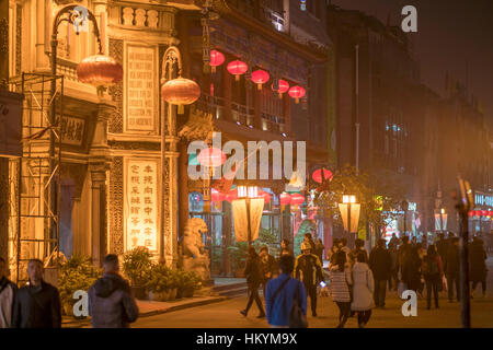 Abend in der Fußgängerzone von Qianmen Street, Beijing, Volksrepublik China, Asien Stockfoto