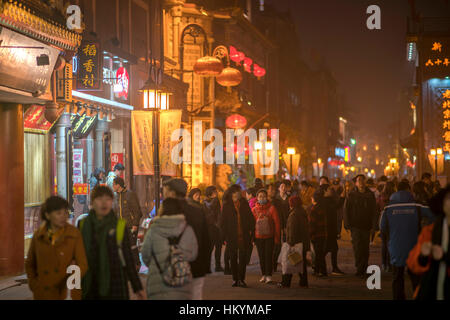 Abend in der Fußgängerzone von Qianmen Street, Beijing, Volksrepublik China, Asien Stockfoto