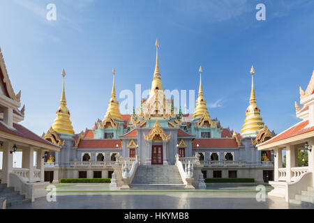 Phra Mahathat Chedi Phakdi Prakat, in der Nähe von Bang Saphan oder Bangsaphan, Thailand Stockfoto