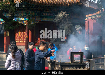 Gläubige in Yonghe oder Lama-Tempel in Peking, Volksrepublik China, Asien Stockfoto