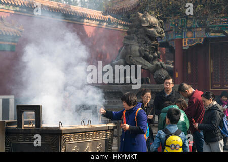 Gläubige in Yonghe oder Lama-Tempel in Peking, Volksrepublik China, Asien Stockfoto