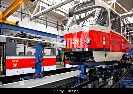 Prag, Tschechische Republik - 17.September: Renovierung des klassischen tschechischen Straßenbahn Typ T3 in Werkstatt im Depot Hostivař am Tag der offenen Tür in der Prager öffentliche T Stockfoto