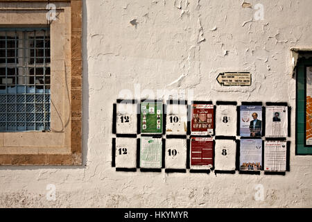 TUNIS, Tunesien - Oktober 5: Schwarze Rahmen mit Nummern an der Wand sind Plätze für Wahlplakate für mehr als 80 politische Parteien, die nehmen Teil i Stockfoto