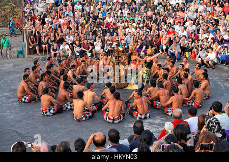 BALI, Indonesien - Oktober 25: Balinesische Kecak-Tanz auch bekannt als der Ramayana Affe Gesang am 25. Oktober 2011 am Tempel Uluwatu, Bali, Indonesien Stockfoto