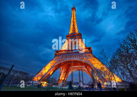 PARIS - APRIL 03: Detailansicht auf Eiffel Tower Light Beam Show am 3. April 2013 in Paris, Frankreich. Der Eiffelturm ist die am meisten besuchten touristischen attr Stockfoto
