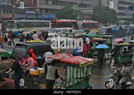 CHENGDU, CHINA - 23 SEPTEMBER: Blick auf den Stau in regnerischen Tag am 23. September 2006 in Chengdu, Sichuan, China Stockfoto