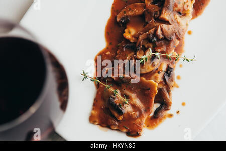 Ravioli und Wein Stockfoto