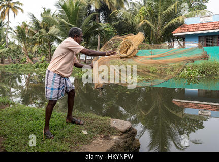 Traditionellen Wurf (Cast) Netzfischerei, Backwaters von Kerala, Indien Stockfoto