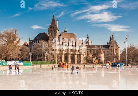 BUDAPEST, Ungarn - 22. Februar 2016: Menschen sind vor Vajdahunyad-Burg in Budapest, Ungarn Skaten. Stockfoto