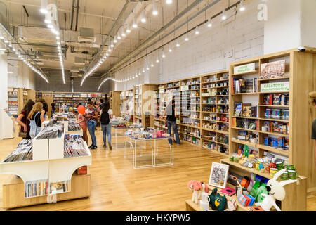 Bukarest, Rumänien - 1. September 2016: Menschen für Literatur Bücher In der Bibliothek Mall einkaufen. Stockfoto