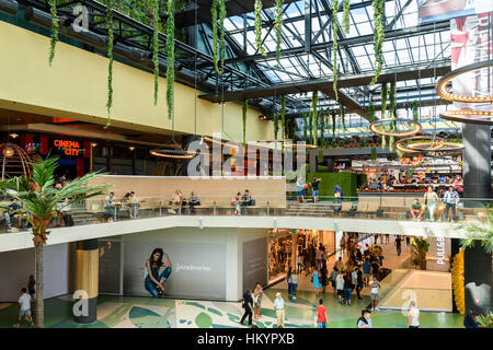 Bukarest, Rumänien - 1. September 2016: Menschen drängen sich Rush zum Einkaufen In Luxus-Mall innen. Stockfoto