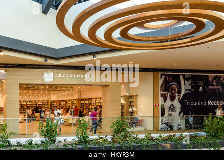 Bukarest, Rumänien - 1. September 2016: Menschen für Literatur Bücher In der Bibliothek Mall einkaufen. Stockfoto