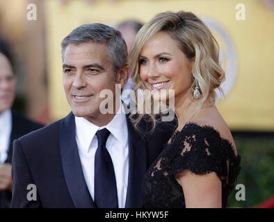 George Clooney und Stacy Keibler kommt bei der 18. annual Screen Actors Guild Awards im Shrine Auditorium in Los Angeles am 29. Januar 2012 statt. Foto von Francis Specker Stockfoto