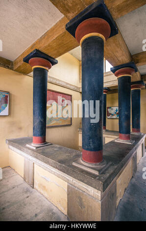 Kopien der Fresko in einer Halle im Palast von Knossos, berühmten antiken Stadt auf Kreta, befindet sich in der Nähe von Heraklion Stadt Stockfoto