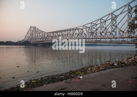 Howrah Bridge, die den Fluss Hooghly in Kolkata (Kalkutta), West Bengal, Indien überquert. Stockfoto