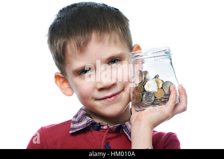 Schöne kleine Junge mit Glas von Münzen in seine Hände isoliert weiss Stockfoto