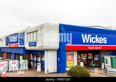 Wickes DIY Trade Shop Shop Gebäude außen Emblem Schild Schilder UK England Geschäfte Stores zum Selbermachen Baubedarf Stockfoto