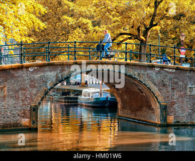 Brücke über den Kanal in Amsterdam Stockfoto