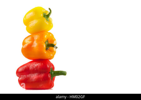 Großen leckeren Paprika machen Pyramide zusammen isoliert auf weißem Hintergrund. Stockfoto