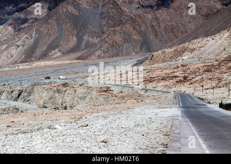 Felsformationen, bunte Berge, erodierte Landschaft entlang Karakorum Highway, Xinjiang Autonome Region, China. Stockfoto