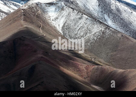 Landstraße, die steil nach oben führt. Landschaft um den Karakul-See, Autonome Region Xinjiang, China. Stockfoto