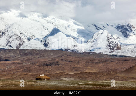 Kirgisische Jurte in der Landschaft rund um Karakul-See (See ist 3.600 Meter über dem Meeresspiegel, am Fuße des Berges Maztagata) Xinjang, China. Stockfoto