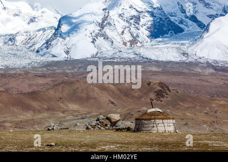 Kirgisische Jurte in der Landschaft rund um Karakul-See (See ist 3.600 Meter über dem Meeresspiegel, am Fuße des Berges Maztagata) Xinjang, China. Stockfoto