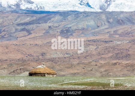 Kirgisische Jurte in der Landschaft rund um Karakul-See (See ist 3.600 Meter über dem Meeresspiegel, am Fuße des Berges Maztagata) Xinjang, China. Stockfoto