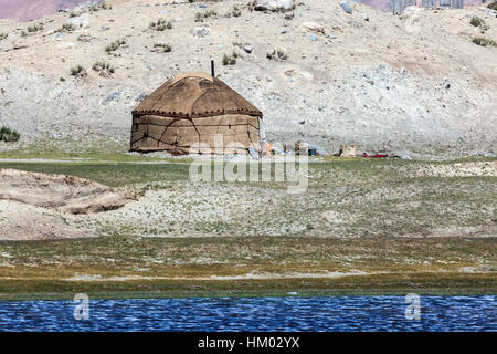 Kirgisische Jurte in der Landschaft rund um Karakul-See (See ist 3.600 Meter über dem Meeresspiegel, am Fuße des Berges Maztagata) Xinjang, China. Stockfoto