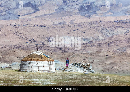 Kirgisische Jurte in der Landschaft um Karakul See (See ist 3.600 Meter über dem Meeresspiegel, am Fuße des Maztagata Berg), Xinjang, China. Stockfoto